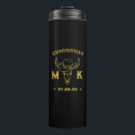 Termo Monogramas personalizados salvajes de Cowboy occid<br><div class="desc">Regalos personalizados para los padrinos y el mejor hombre con temática de vaquero del oeste. Decorada con gorra de vaquero con letra occidental vintage. El texto y el color son editables utilizando la herramienta de diseño para que se ajuste a su ocasión. Obtén este regalo de personalizar para boda, despedida...</div>