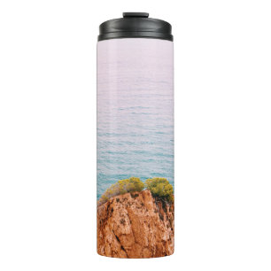 Termo Montaña de roca marrón en el cuerpo del agua