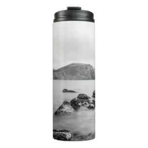 TERMO MONTAÑA GRIS Y NEGRA CERCA DEL AGUA CORPORAL