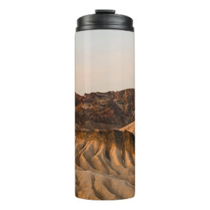 TERMO MONTAÑA ROCKY MARRÓN BAJO CIELO AZUL DURANTE EL DÍ