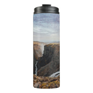 TERMO MONTAÑA ROCKY MARRÓN Y GRIS BAJO NUBES GRIS