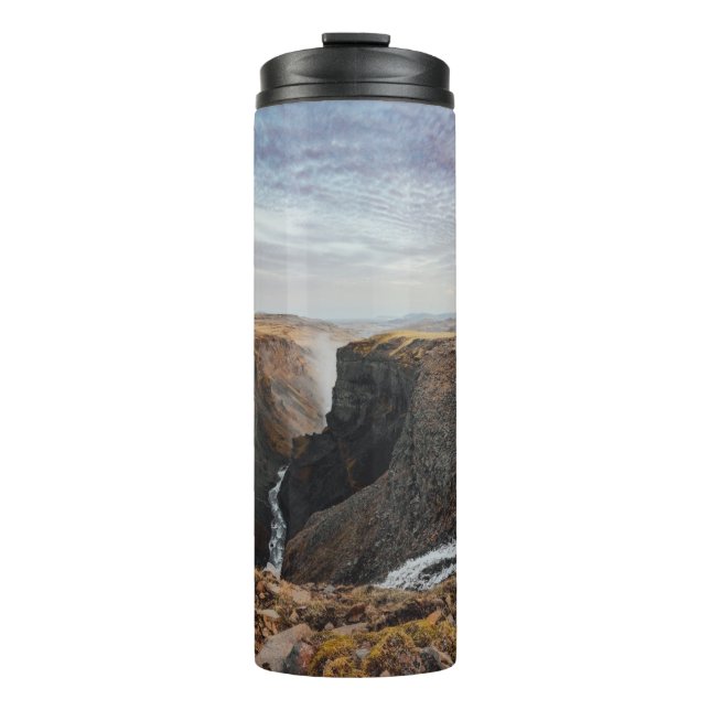 TERMO MONTAÑA ROCKY MARRÓN Y GRIS BAJO NUBES GRIS (Anverso)