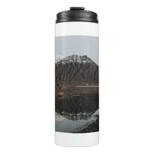 TERMO MONTAÑAS BLANCAS Y MARRÓN CERCA DEL LAGO DURANTE