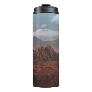 TERMO MONTAÑAS ROCAS BAJO CIELOS GRIS