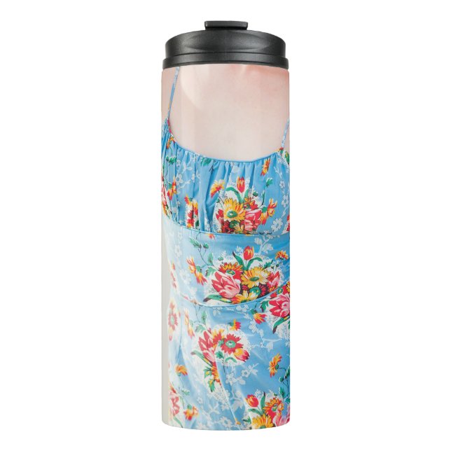 Termo Mujer con enterizos de flores azules y gorra marró (Anverso)