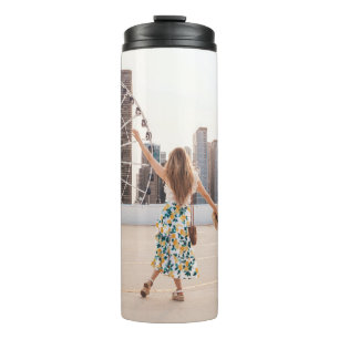 Termo Mujer con traje floral blanco y azul con gorra
