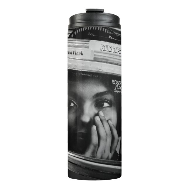 TERMO MUJER EN CAMISETA NEGRA FRENTE A LOS LIBROS (Anverso)