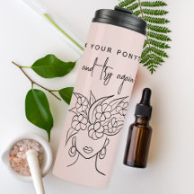 Mujer moderna con planta personalizada