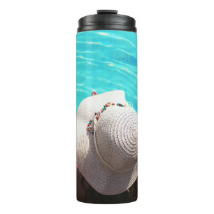 Termo Mujer sentada al lado de la piscina