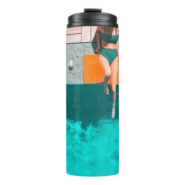 Termo Mujer tendida al lado de la piscina por la mañana (Anverso)