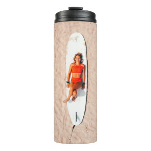 Termo Mujer tirada en la tabla de surf