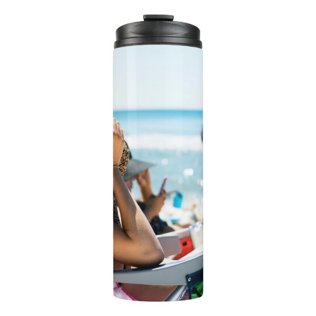 Termo Mujer tirada en una tumbona cubriendo su cara con  (Anverso)