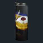 Termo Naturaleza muerta simbólica de Hanukkah de Slipper<br><div class="desc">Bodegón simbólico de Hanukkah esencia festiva objetos significativos vibrantes coloridos pila delgada candelabro menorah velas artísticas rojas azules amarillas y blancas sufganiyah dona clásica rellena de mermelada conmemorar el milagro del aceite trompos metálicos dorados azules brillantes hebreo gran milagro ocurrió allí medallón de estrella de David de peltre metálico temas...</div>