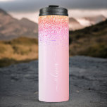 Termo Nombre de monograma de metal con purpurina femenin<br><div class="desc">Taza para beber con monograma de metal con purpurina brillante metálica de lámina falsa pastel de arcoíris. Esto hace el regalo perfecto para alguien que ama el lujo y los estilos chic para cumpleaños de 16 años,  boda,  despedida de soltera,  aniversario,  baby shower o fiesta de soltera.</div>