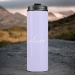 Termo Nombre de monograma femenino con letra cursiva mod<br><div class="desc">Taza para bebida con nombre de monograma de letra cursiva simple púrpura lavanda. Este es el regalo perfecto para alguien que ama el lujo y los estilos chic en ocasiones como cumpleaños dulces 16,  bodas,  despedidas de soltera,  aniversarios,  baby showers o fiestas de despedida de soltera.</div>
