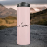 Termo Nombre del Monograma de Rubor Dusty Pink Moderne S<br><div class="desc">Beber de nombre de monograma de escritura simple rosada y turbia de Rubor. Esto hace que el dulce perfecto cumpleaños 16,  boda,  ducha de novia,  aniversario,  ducha de bebé o fiesta de soltera sea regalo para alguien que ama el lujo glam y los estilos de moda.</div>