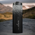 Termo Nombre del Monograma Girly del Purpurina de Plata<br><div class="desc">El Purpurina de la espuma negra y plateada se cepillaron con el nombre del monograma Metalizado del tumbler. Esto hace que el dulce perfecto cumpleaños 16, boda, ducha de novia, aniversario, ducha de bebé o fiesta de soltera sea regalo para alguien que ama el lujo glam y los estilos de...</div>