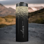 Termo Nombre del Monograma Girly del Purpurina Oro Negro<br><div class="desc">El Purpurina de la espuma negra y dorada cepillaron el Tumbler de la bebida con el nombre del monograma Metalizado. Esto hace que el dulce perfecto cumpleaños 16, boda, ducha de novia, aniversario, ducha de bebé o fiesta de soltera sea regalo para alguien que ama el lujo glam y los...</div>