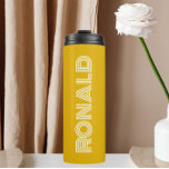 Termo Nombre personalizado de la tipografía moderna amar<br><div class="desc">Mantén las bebidas calientes frías y calientes frías en este tumbler termal moderno e aislado de color amarillo dorado junto con el nombre impreso en tipografía moderna y blanca. Edite su vaso térmico y reemplace el nombre por el nombre deseado. Perfecto para un regalo de cumpleaños, regalo de boda, etc....</div>