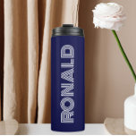 Termo Nombre personalizado de la tipografía moderna azul<br><div class="desc">Mantén frías las bebidas calientes y frías con este tumbler térmico a la moda y aislado de color azul marino junto con el nombre impreso en tipografía blanca y moderna. Edite su vaso térmico y reemplace el nombre por el nombre deseado. Perfecto para un regalo de cumpleaños, regalo de boda,...</div>