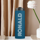 Termo Nombre personalizado de la tipografía moderna azul<br><div class="desc">Mantén frías las bebidas calientes y frías con este tumbler térmico a la moda y aislado de color azul verde azulado junto con el nombre impreso en tipografía blanca y moderna. Edite su vaso térmico y reemplace el nombre por el nombre deseado. Perfecto para un regalo de cumpleaños, regalo de...</div>