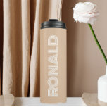 Termo Nombre personalizado de la tipografía moderna beig<br><div class="desc">Mantén frías las bebidas calientes y frías con este tumbler termal moderno e aislado de color beige junto con el nombre impreso en tipografía blanca y moderna. Edite su vaso térmico y reemplace el nombre por el nombre deseado. Perfecto para un regalo de cumpleaños,  regalo de boda,  etc.</div>