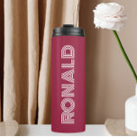 Termo Nombre personalizado de la tipografía moderna de c<br><div class="desc">Mantén frías las bebidas calientes y frías con este tumbler térmico a la moda y aislado de color rojo del vino con el nombre impreso en tipografía blanca y moderna. Edite su vaso térmico y reemplace el nombre por el nombre deseado. Perfecto para un regalo de cumpleaños, regalo de boda,...</div>