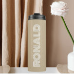 Termo Nombre personalizado de la tipografía moderna de K<br><div class="desc">Mantén frías las bebidas calientes y frías con este tumbler térmico a la moda y aislado de color caqui junto con el nombre impreso en tipografía blanca y moderna. Edite su vaso térmico y reemplace el nombre por el nombre deseado. Perfecto para un regalo de cumpleaños, regalo de boda, etc....</div>