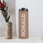 Termo Nombre personalizado de la tipografía moderna de M<br><div class="desc">Mantén frías las bebidas calientes y frías con este tumbler térmico a la moda y aislado de un color mocha moderno con el nombre impreso en tipografía blanca y moderna. Edite su vaso térmico y reemplace el nombre por el nombre deseado. Perfecto para un regalo de cumpleaños, regalo de boda,...</div>