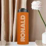 Termo Nombre personalizado de la tipografía moderna del<br><div class="desc">Mantén frías las bebidas calientes y frías con este tumbler térmico a la moda y aislado de color naranja quemado junto con el nombre impreso en tipografía blanca y moderna. Edite su vaso térmico y reemplace el nombre por el nombre deseado. Perfecto para un regalo de cumpleaños, regalo de boda,...</div>