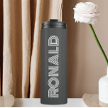 Termo Nombre personalizado de la tipografía moderna gris<br><div class="desc">Mantén frías las bebidas calientes y frías con este tumbler térmico a la moda y aislado de color gris oscuro junto con el nombre impreso en tipografía moderna y blanca. Edite su vaso térmico y reemplace el nombre por el nombre deseado. Perfecto para un regalo de cumpleaños, regalo de boda,...</div>