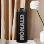 Termo Nombre personalizado de la tipografía moderna negr<br><div class="desc">Mantén frías las bebidas calientes y frías con este tumbler térmico a la moda y aislado que es negro junto con el nombre impreso en tipografía blanca y moderna. Edite su vaso térmico y reemplace el nombre por el nombre deseado. Perfecto para un regalo de cumpleaños, regalo de boda, etc....</div>