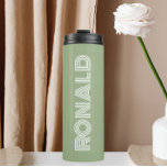 Termo Nombre personalizado de la tipografía moderna verd<br><div class="desc">Mantén frías las bebidas calientes y frías con este tumbler termal moderno e aislado de color verde sabio junto con el nombre impreso en tipografía moderna y blanca. Edite su vaso térmico y reemplace el nombre por el nombre deseado. Perfecto para un regalo de cumpleaños,  regalo de boda,  etc.</div>