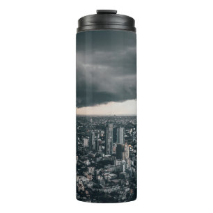 TERMO NUBE OSCURA SOBRE EDIFICIOS DE LA CIUDAD