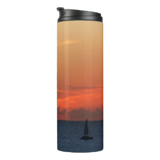 Termo Nubes de atardecer y navegación marítima