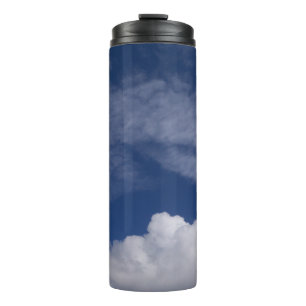 Termo nubes frescas de cielo azul