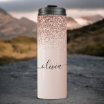 Termo Oro Rosa - Letra Inicial Monograma Metal Brillante<br><div class="desc">Oro Rosa - Taza para Bebida con Letra Inicial Monograma de Metal Cepillado con Brillo Rosa Rubor y Efecto de Hoja de Aluminio Falsa. Este es el regalo perfecto para cumpleaños de dulces 16, boda, despedida de soltera, aniversario, baby shower o fiesta de soltera para alguien que ama el lujo...</div>