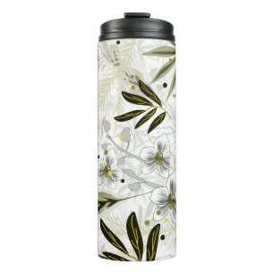 Termo orquídeas blancas con hojas tropicales de oliva
