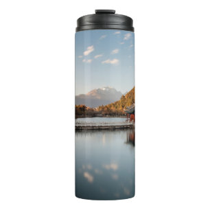 TERMO PAGODA MARRÓN Y VERDE EN CUERPO DE AGUA CERCA DE M