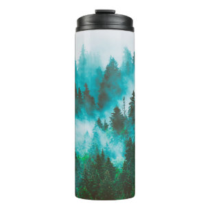 Termo Paisaje de montaña nigoso con bosque de abetos y