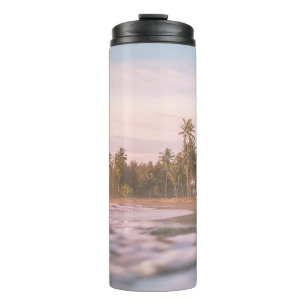 TERMO PALMERAS VERDES EN ARENA MARRÓN BAJO NUBES BLANCOS