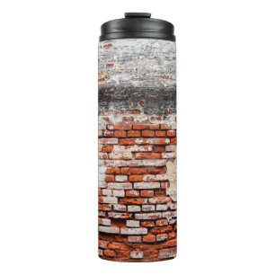 Termo  pared de ladrillo en la carretera abandonada, abs