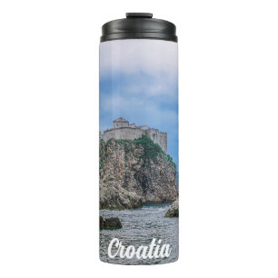 Termo Paredes de fortaleza, costa rocosa y mar en Croaci