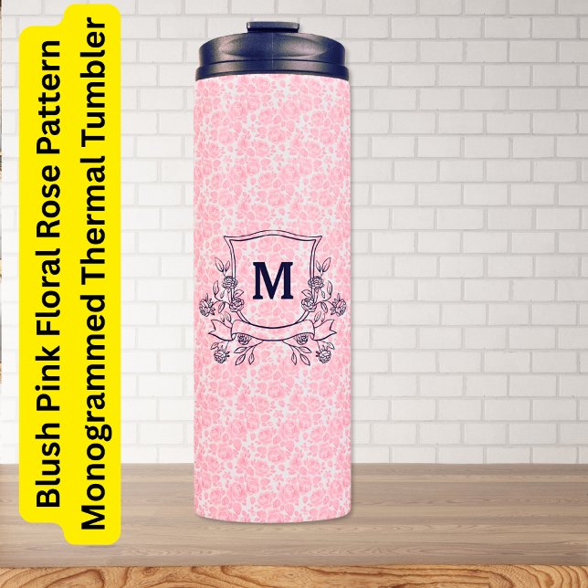 Termo Patrón de Rosa floral rosado de Rubor Monogramado (Blush Pink Floral Rose Pattern Monogrammed Thermal Tumbler)