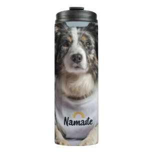 Termo Perro lindo en una camiseta "Namaste" en una alfom