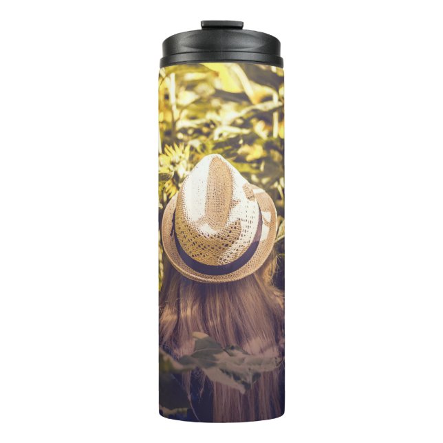 Termo Persona con gorra blanco al lado de campos de gira (Anverso)
