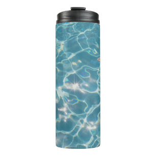 Termo Persona en la piscina