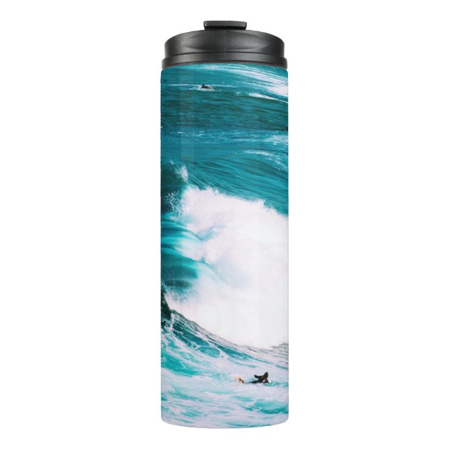 Termo Persona en tabla de surf con olas oceánicas (Anverso)