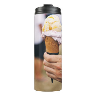 Termo Persona sosteniendo helado en el cono