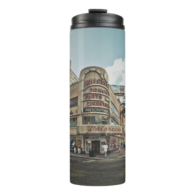 TERMO PERSONAS CAMINANDO CERCA DE EDIFICIOS DURANTE EL D (Anverso)